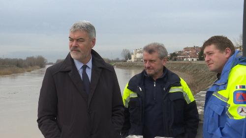 Paolo Panontin (Assessore regionale Autonomie locali e Coordinamento Riforme, Comparto unico, Sistemi informativi, Caccia e Risorse ittiche, delegato Protezione civile), Luciano Sulli (Direttore Protezione civile FVG) e Daniele Galizio (Sindaco Latisana) durante il sopralluogo lungo il corso del Tagliamento - Latisana 12/12/2017